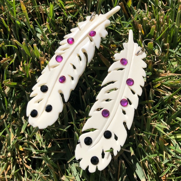 Boho bone feather earrings with fuchsia crystals - Picture 1 of 2